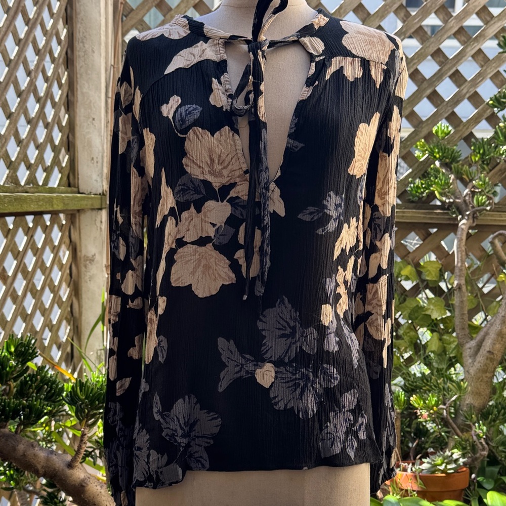 Billabong floral top. V-Neck Boho style, ties at neck.  Slight hi-low. LARGE EUC